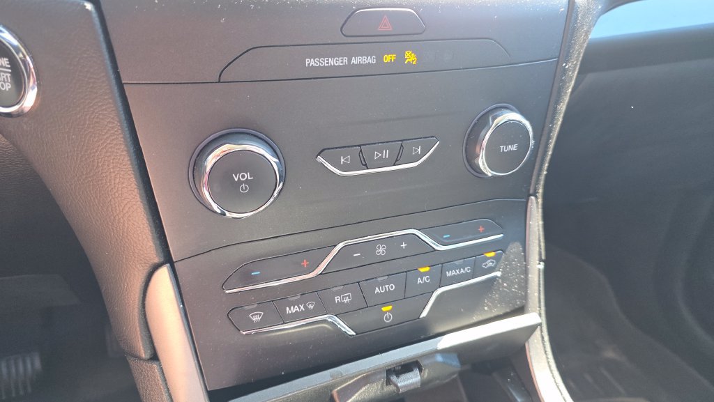 Used 2020 Ford Edge SE FWD image 19