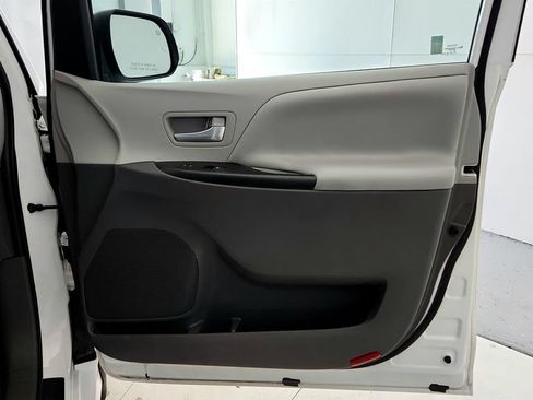 Certified 2020 Toyota Sienna LE w/ LE Preferred Package FWD image 19
