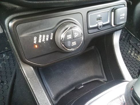 Used 2023 Jeep Renegade Trailhawk image 19