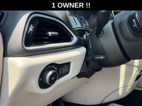 Used 2023 Chrysler Pacifica Touring-L FWD image 37