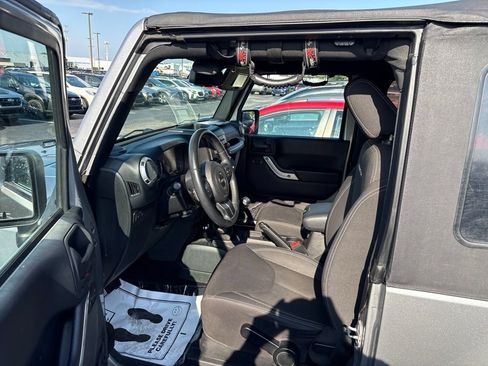 Used 2015 Jeep Wrangler Rubicon w/ Power Convenience Group AWD/4WD image 8