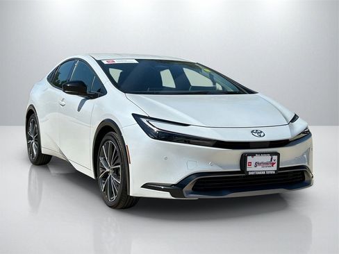 Used 2025 Toyota Prius XLE image 3