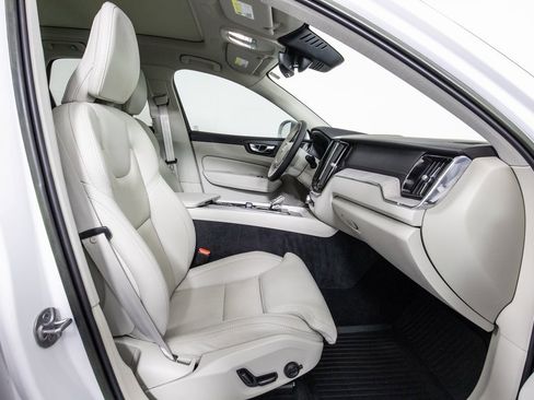 Used 2023 Volvo XC60 B5 Ultimate w/ Climate Package image 10