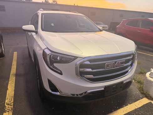 Used 2020 GMC Terrain SLT w/ Preferred Package FWD image 2