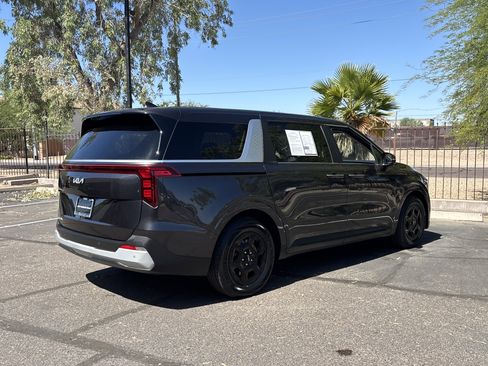 Used 2025 Kia Carnival FWD image 3