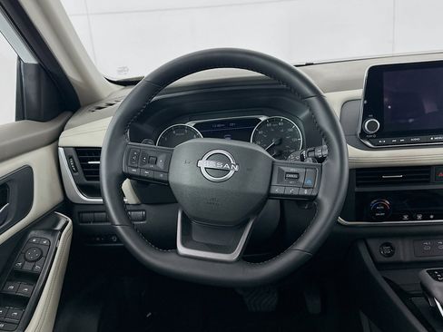 Used 2025 Nissan Rogue SV image 18