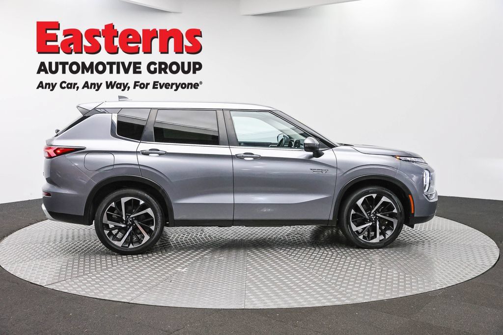 Used 2023 Mitsubishi Outlander SE AWD/4WD image 6
