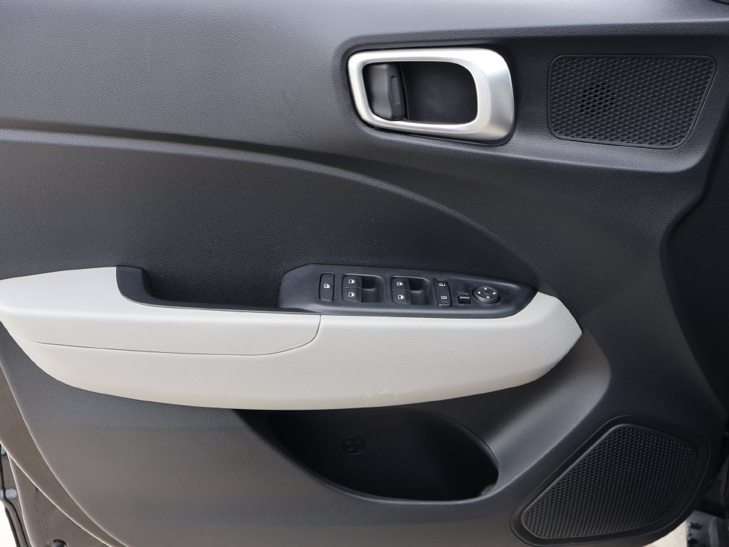 Used 2025 Hyundai Venue SEL FWD image 19