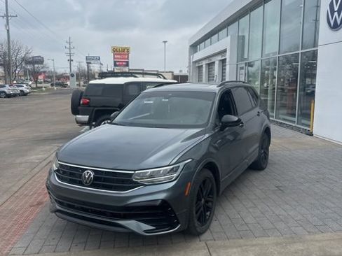 Used 2022 Volkswagen Tiguan SE R-Line image 17