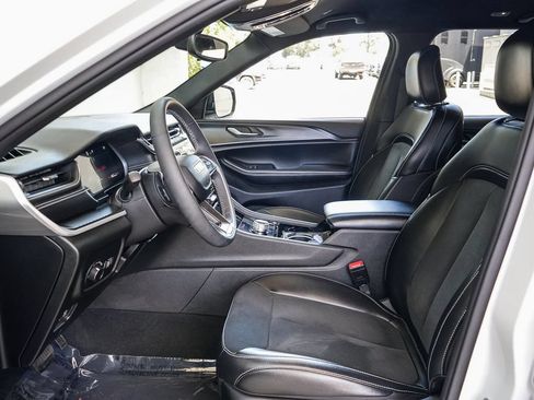 Used 2023 Jeep Grand Cherokee Altitude AWD/4WD image 17
