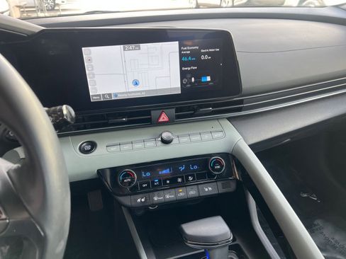 Used 2025 Hyundai Elantra Limited image 17