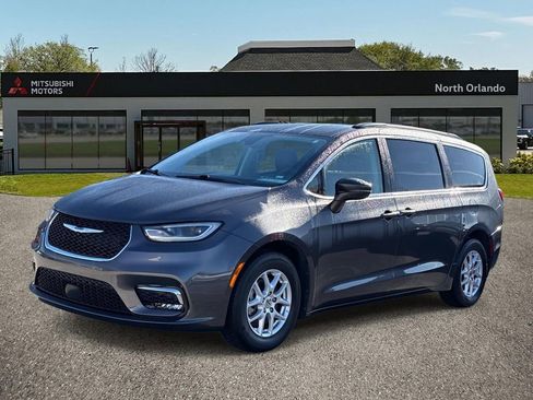 Used 2022 Chrysler Pacifica Touring-L image 7