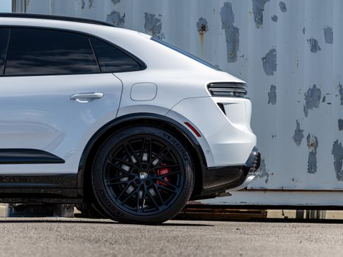 Used 2025 Porsche Macan Turbo Electric AWD/4WD image 35