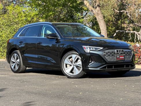 Used 2024 Audi Q8 e-tron Premium Plus w/ Premium Plus Package AWD/4WD image 2