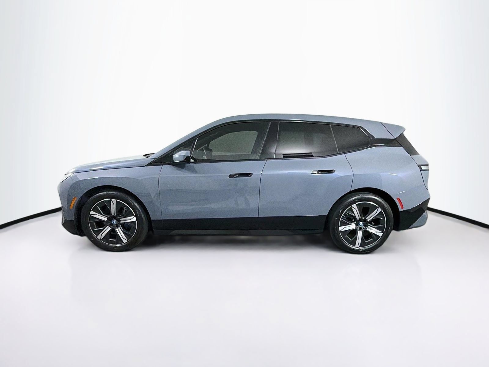 Certified 2023 BMW iX M60 w/ Executive Package AWD/4WD image 4