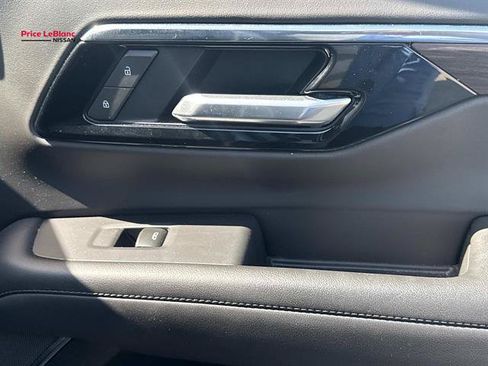 Used 2025 Chevrolet Suburban Z71 AWD/4WD image 14