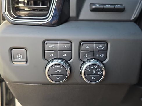 Used 2024 GMC Sierra 2500 AT4 w/ Technology Package AWD/4WD image 28