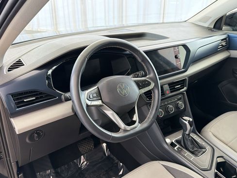 Used 2022 Volkswagen Taos SE w/ Panoramic Sunroof Package image 4