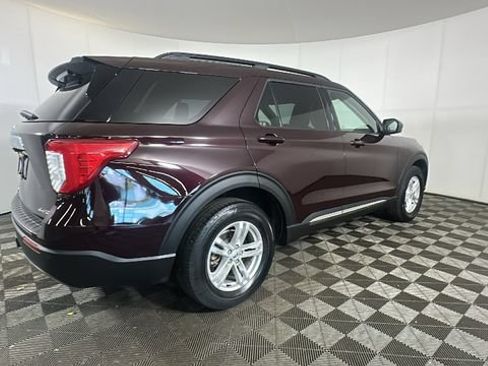Used 2022 Ford Explorer XLT AWD/4WD image 2