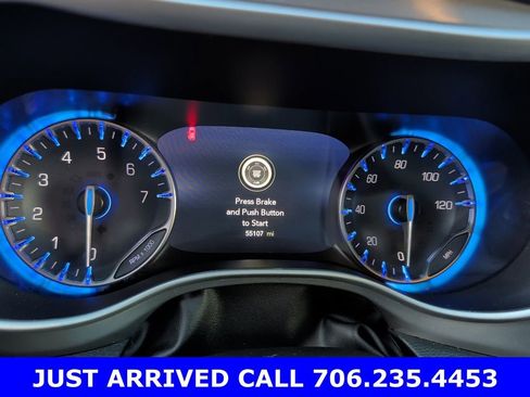 Used 2025 Chrysler Pacifica Select image 2