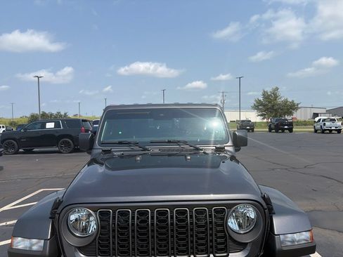 Used 2025 Jeep Gladiator Sport AWD/4WD image 4