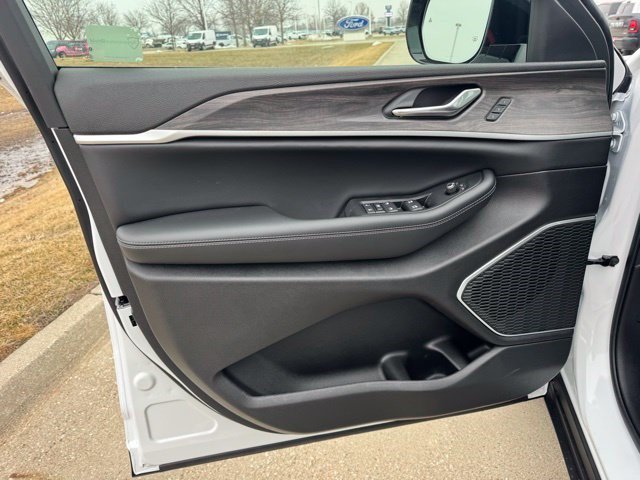 New 2026 Jeep Grand Cherokee Limited w/ Luxury Tech Group II AWD/4WD image 8