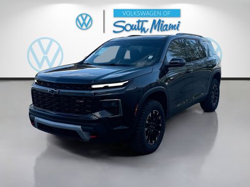 Used 2024 Chevrolet Traverse Z71 image 3