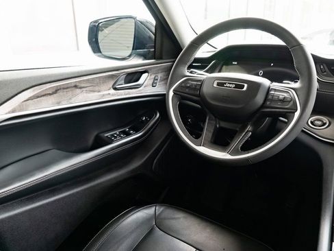 Used 2023 Jeep Grand Cherokee Limited image 11