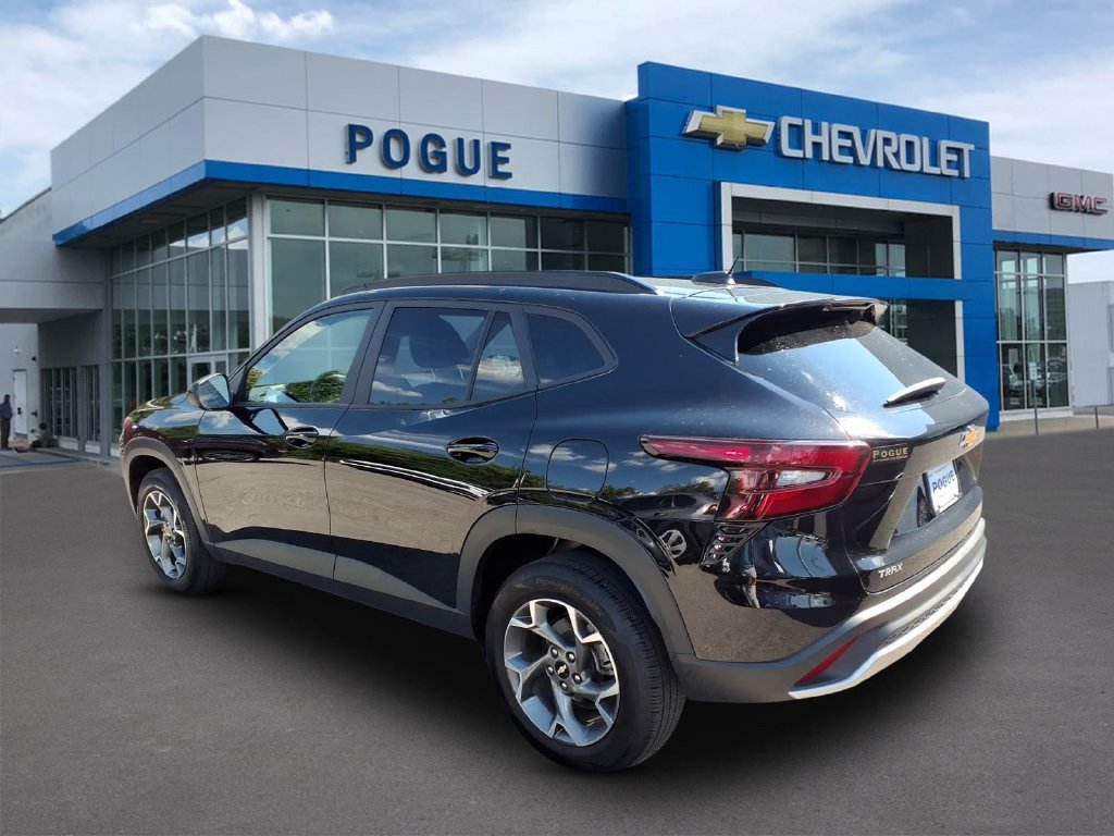 Used 2025 Chevrolet Trax LT w/ LT Convenience Package FWD image 3