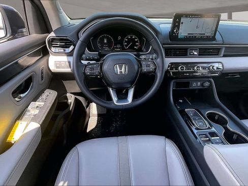 Certified 2025 Honda Pilot Touring image 8