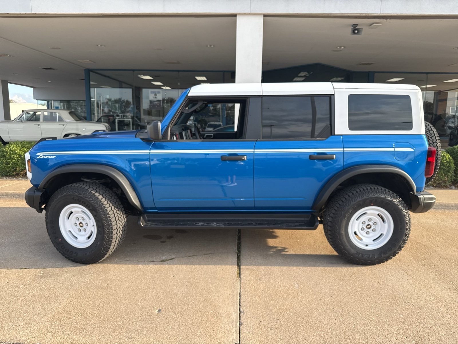 New 2026 Ford Bronco Heritage Edition AWD/4WD image 9