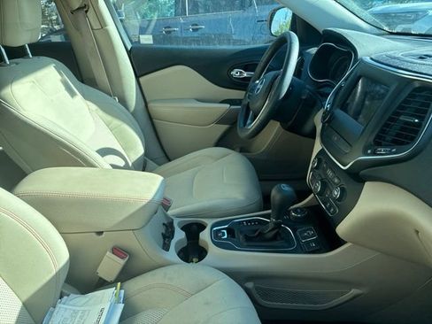 Used 2019 Jeep Cherokee Latitude w/ Popular Appearance Group AWD/4WD image 5