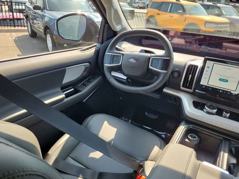 New 2026 Ford Expedition Active image 12