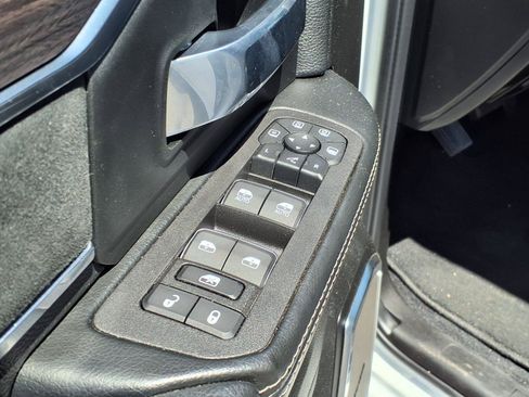 Used 2025 RAM 3500 Laramie AWD/4WD image 19