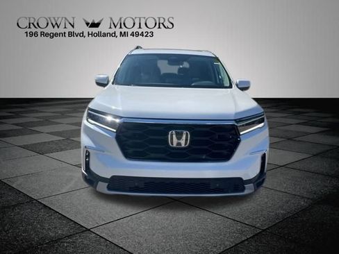 New 2025 Honda Pilot Touring image 2