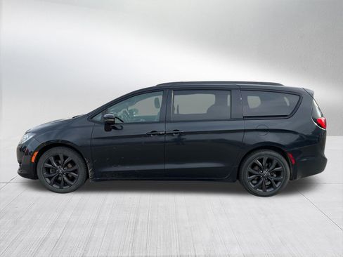 Used 2019 Chrysler Pacifica Limited w/ S Appearance Package FWD image 9