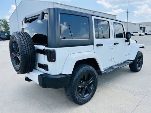 Used 2016 Jeep Wrangler Unlimited Sahara w/ Connectivity Group AWD/4WD image 32