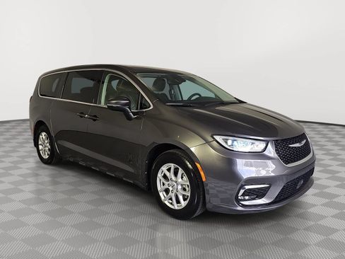 Used 2023 Chrysler Pacifica Touring-L FWD image 2