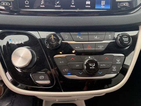 Used 2024 Chrysler Pacifica Touring-L FWD image 25