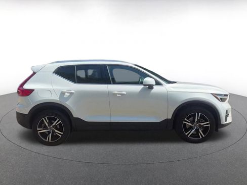 Used 2024 Volvo XC40 B5 Core image 16