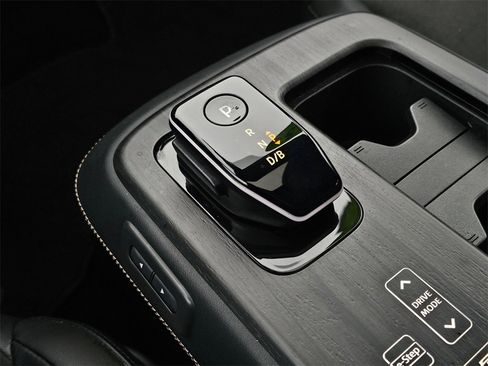 Used 2023 Nissan Ariya AWD image 28