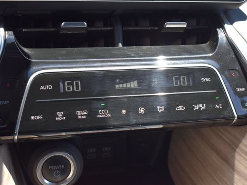Certified 2024 Toyota Venza XLE AWD/4WD image 12