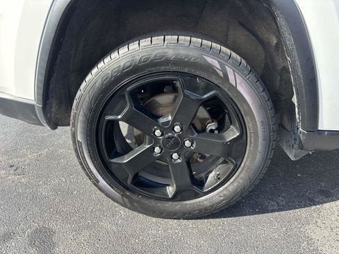 Used 2019 Jeep Grand Cherokee Laredo image 31