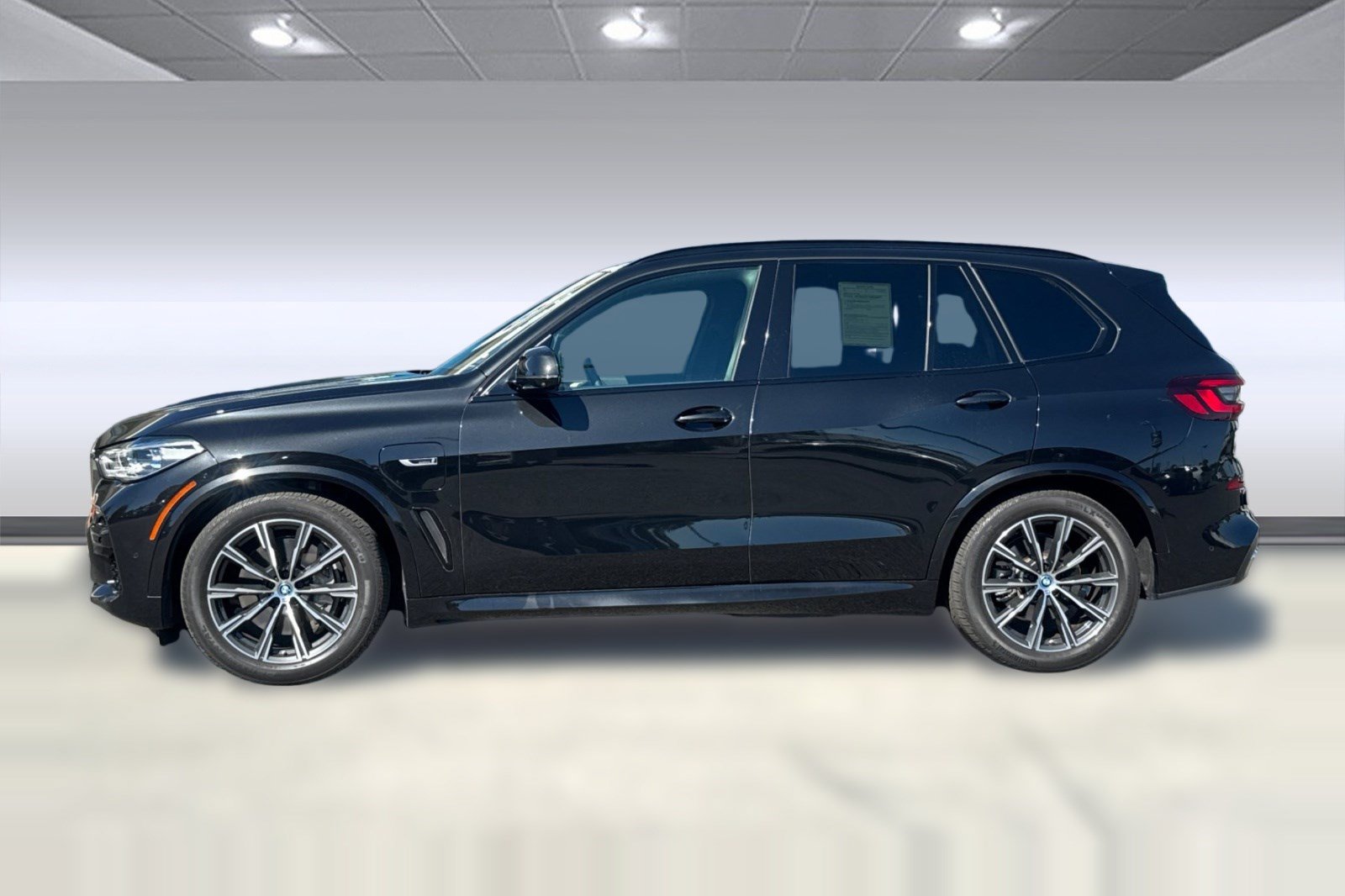 Used 2023 BMW X5 xDrive45e w/ Executive Package AWD/4WD image 2