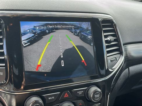 Used 2022 Jeep Grand Cherokee Laredo X image 16