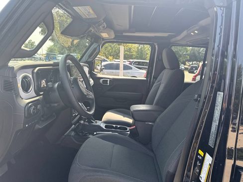 Used 2025 Jeep Wrangler Unlimited Sahara w/ Safety Group AWD/4WD image 17