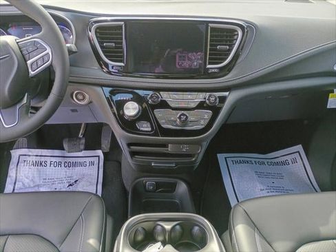 New 2026 Chrysler Pacifica Select image 28