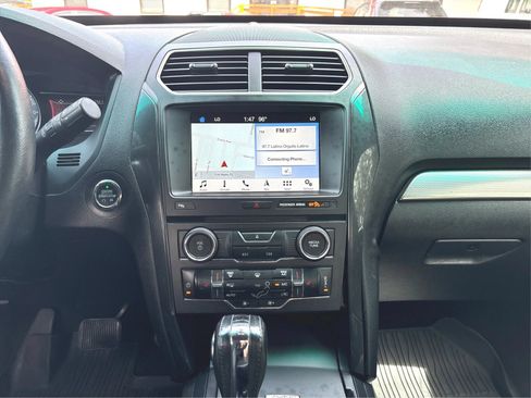Used 2018 Ford Explorer XLT w/ Equipment Group 202A FWD image 16