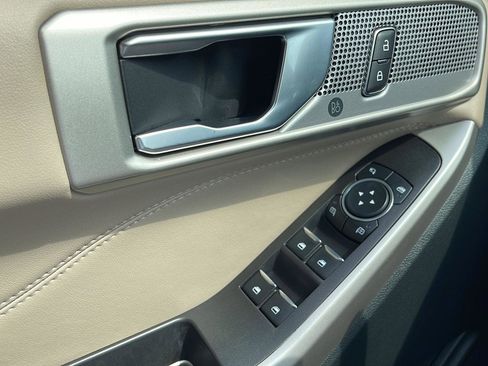 Used 2023 Ford Explorer Limited image 13