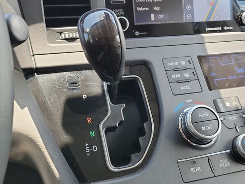 Used 2020 Toyota Sienna XLE w/ XLE Navigation Package FWD image 31